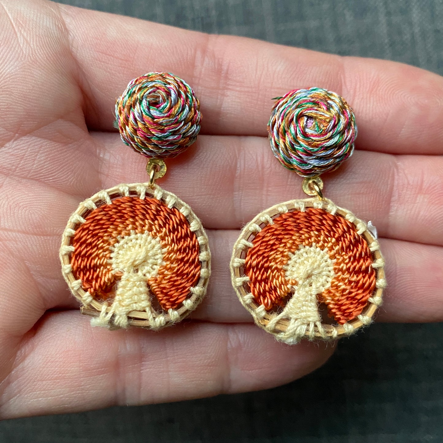 Arete palmilla ocre con poste de hilo.