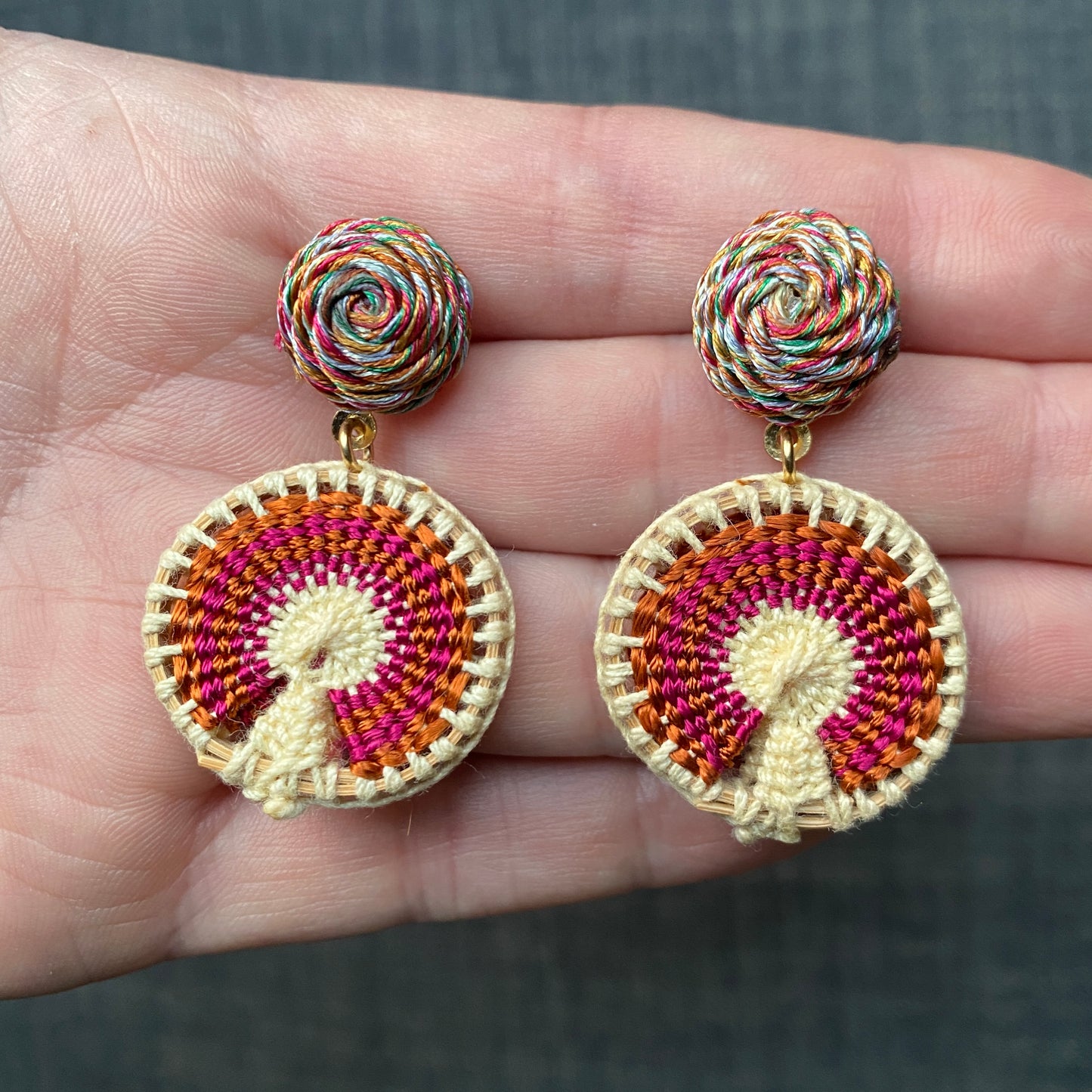 Arete palmilla rojo quemado con poste de hilo.