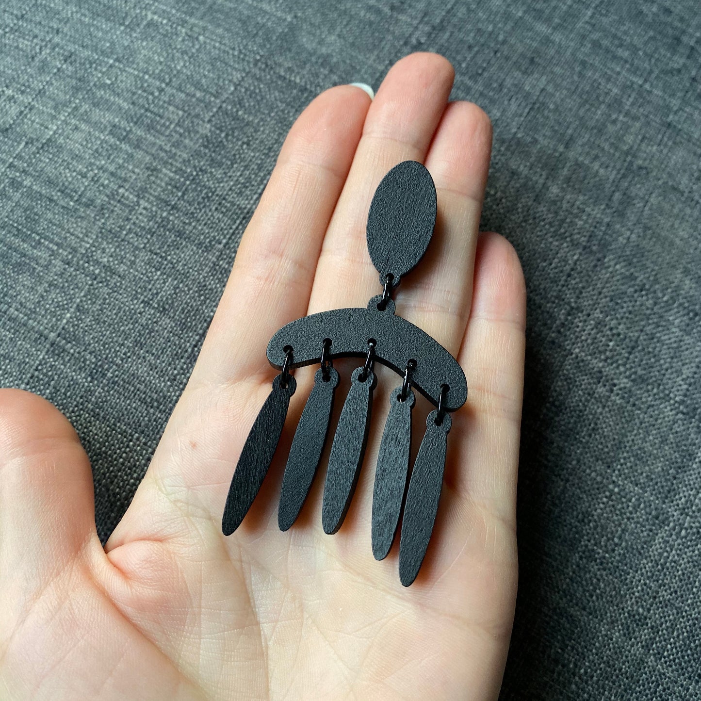 Aretes madera negros.