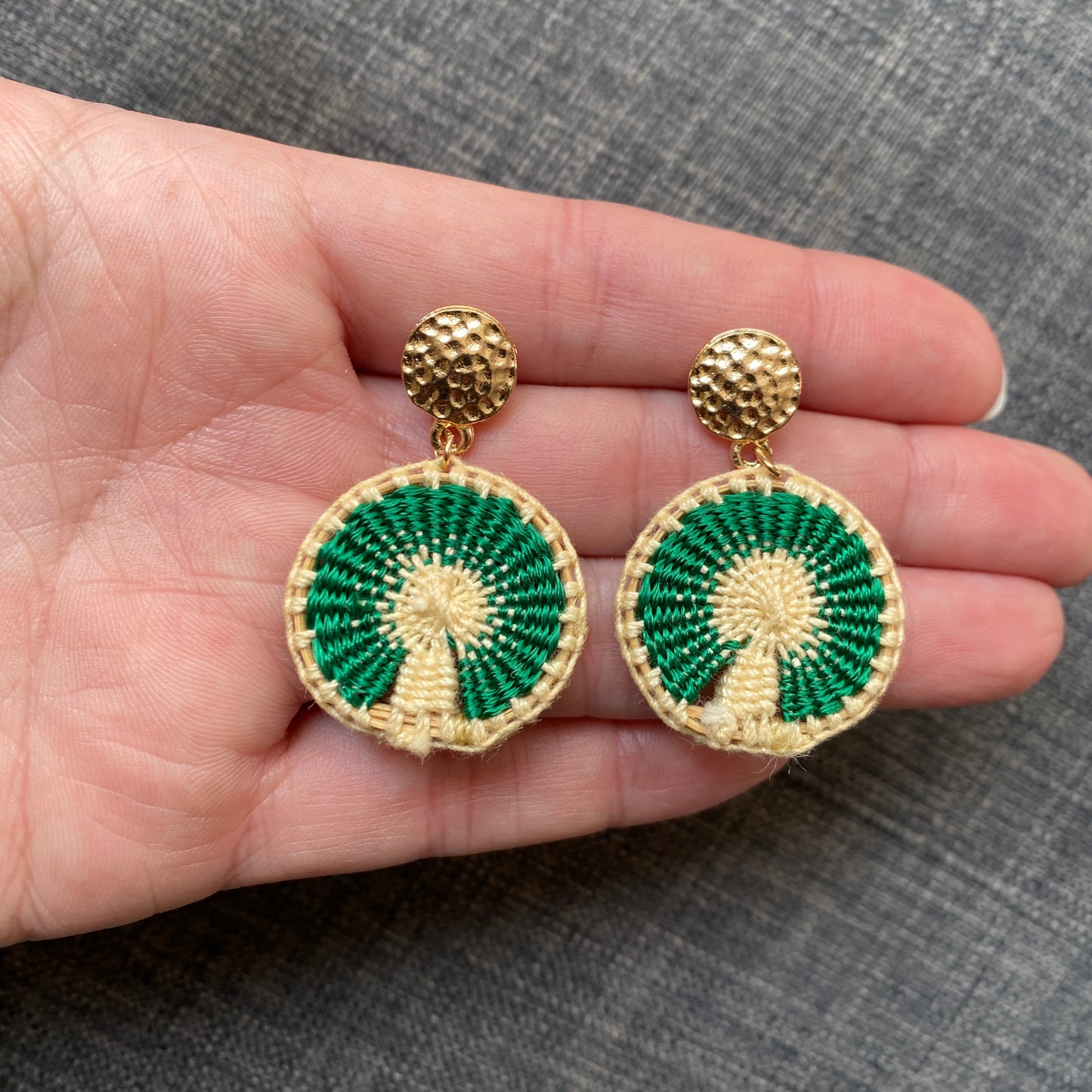 Arete palmilla verde con poste metálico.