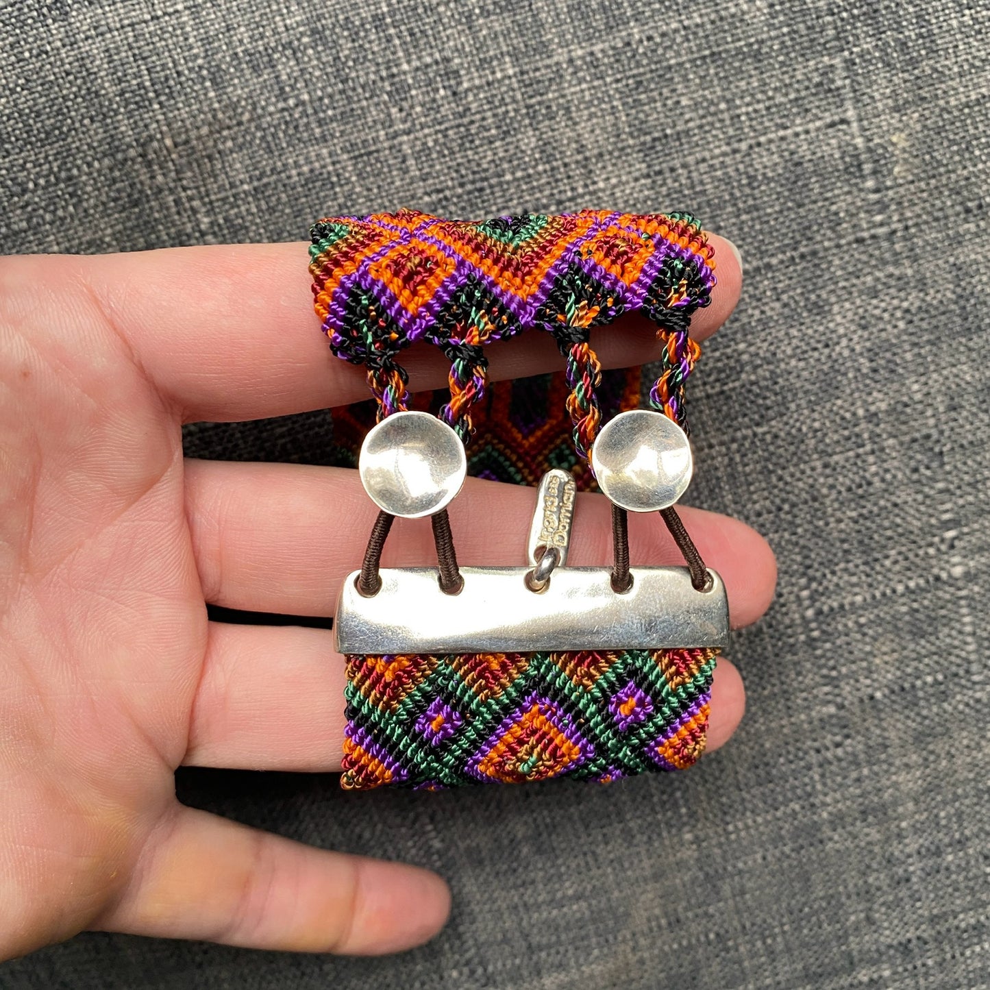 Brazalete plata.925 e hilo macramé.