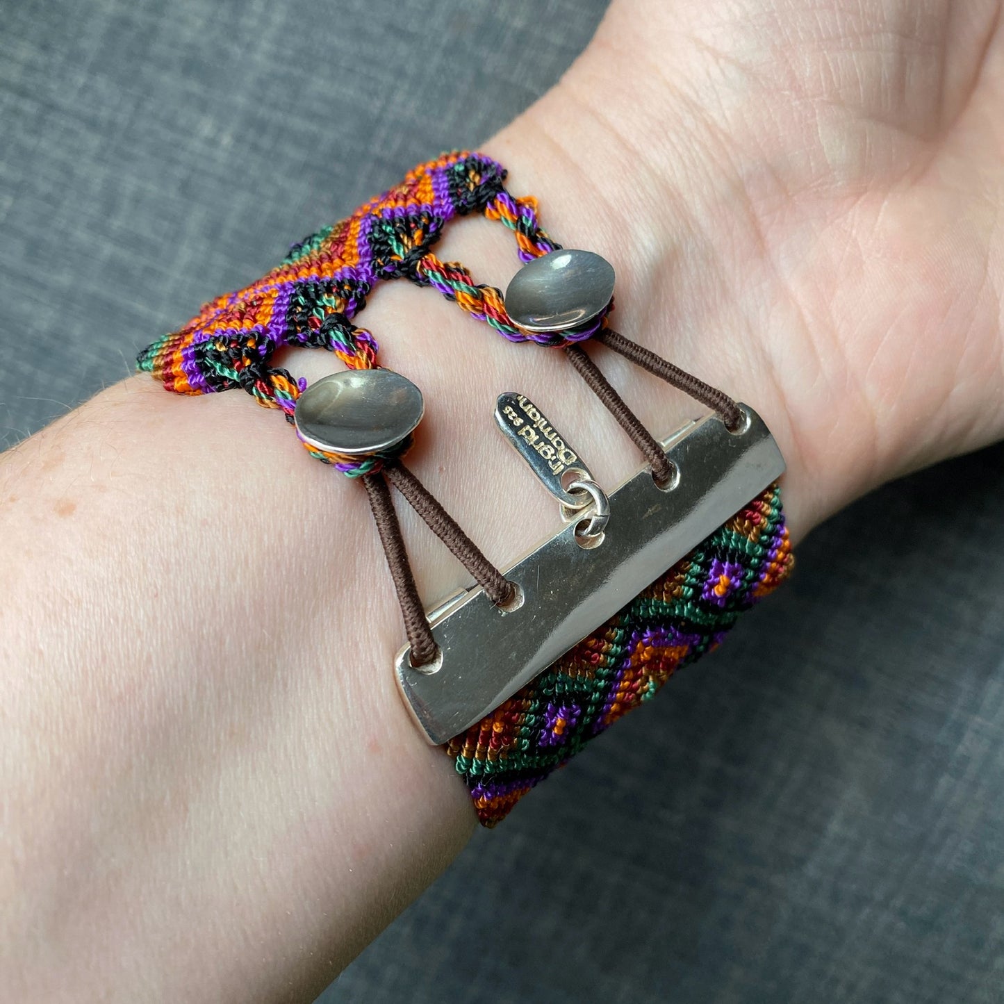 Brazalete plata.925 e hilo macramé.