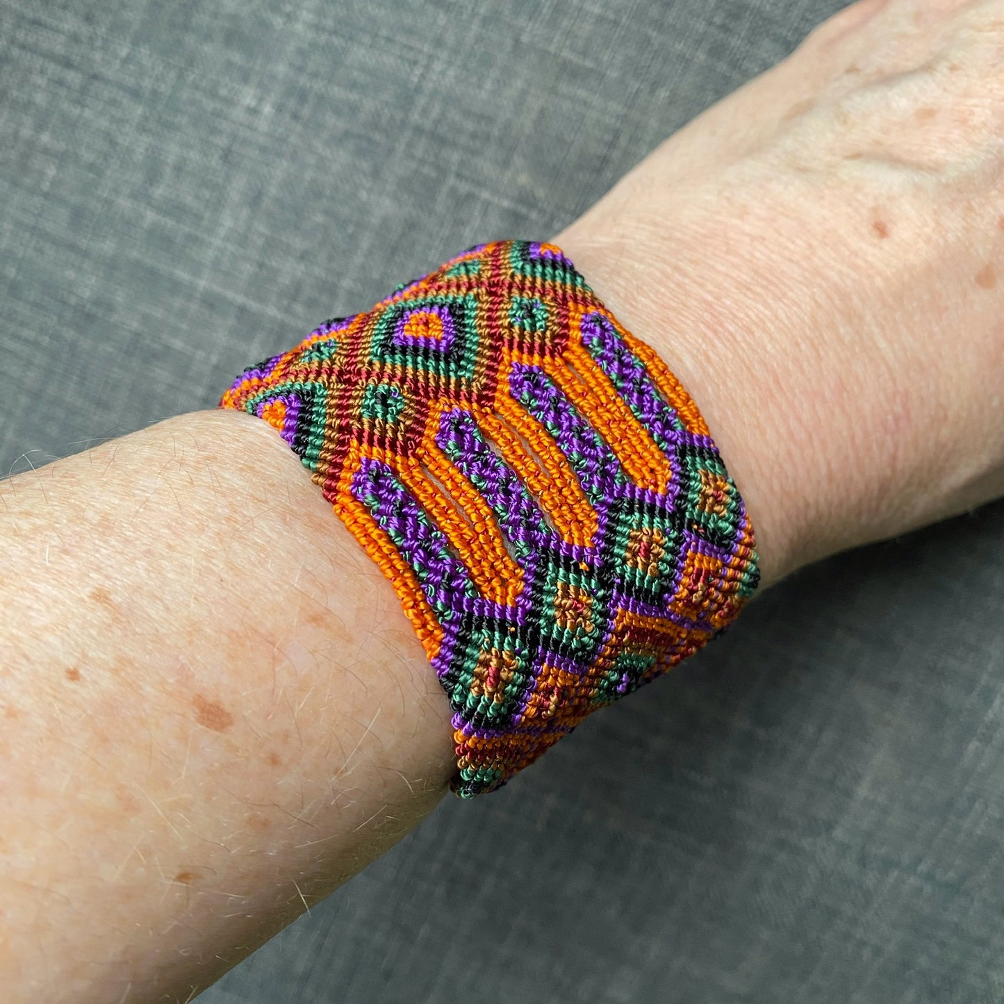 Brazalete plata.925 e hilo macramé.