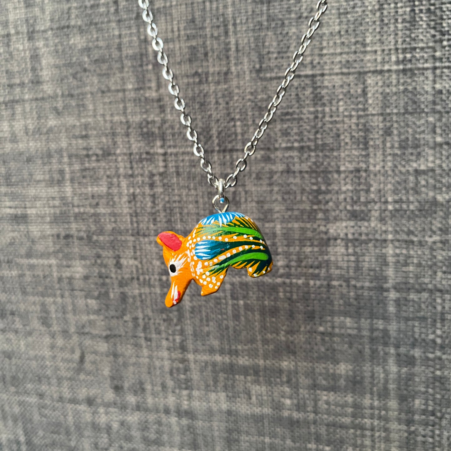 Collar alebrije armadillo.