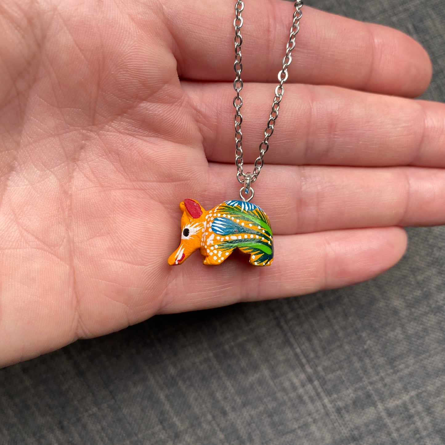 Collar alebrije armadillo.