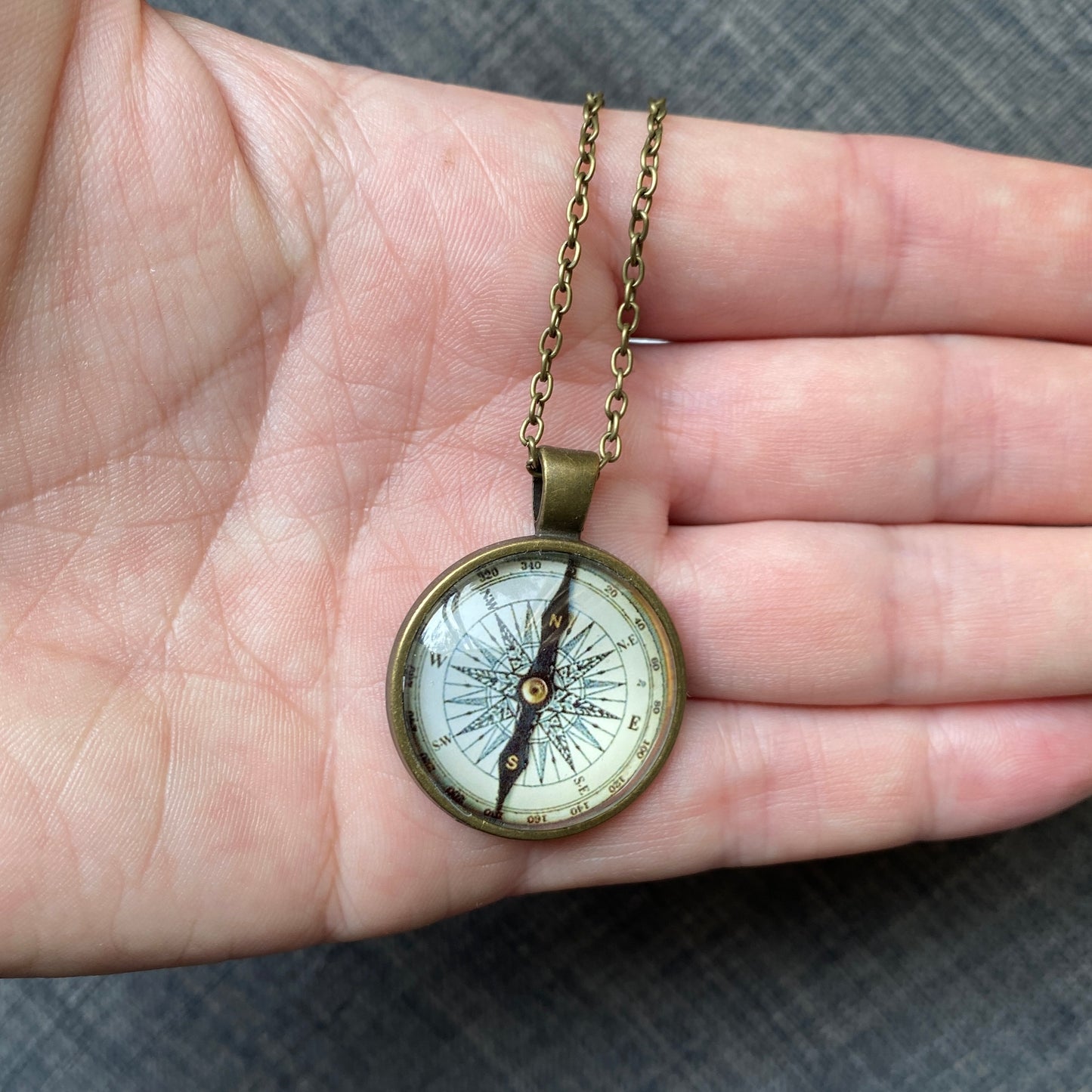 Collar brújula bronce.