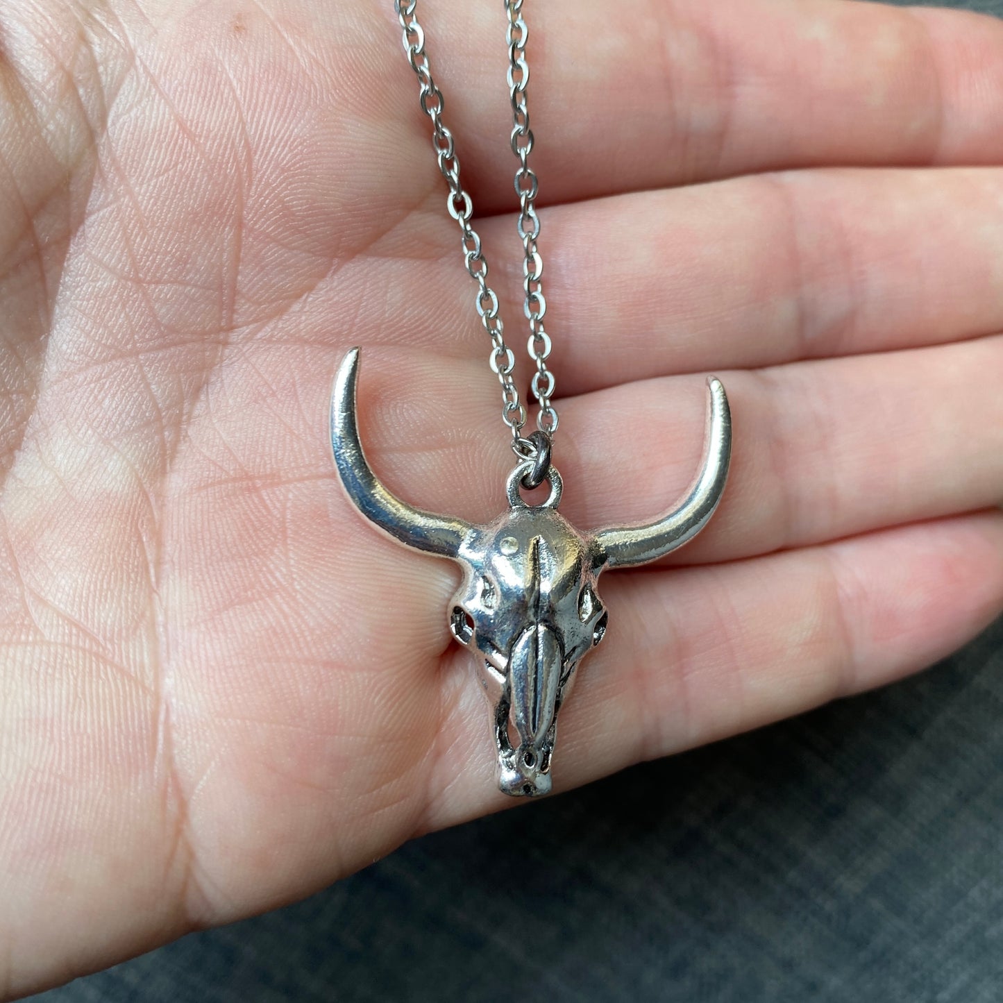 Collar cráneo de toro.