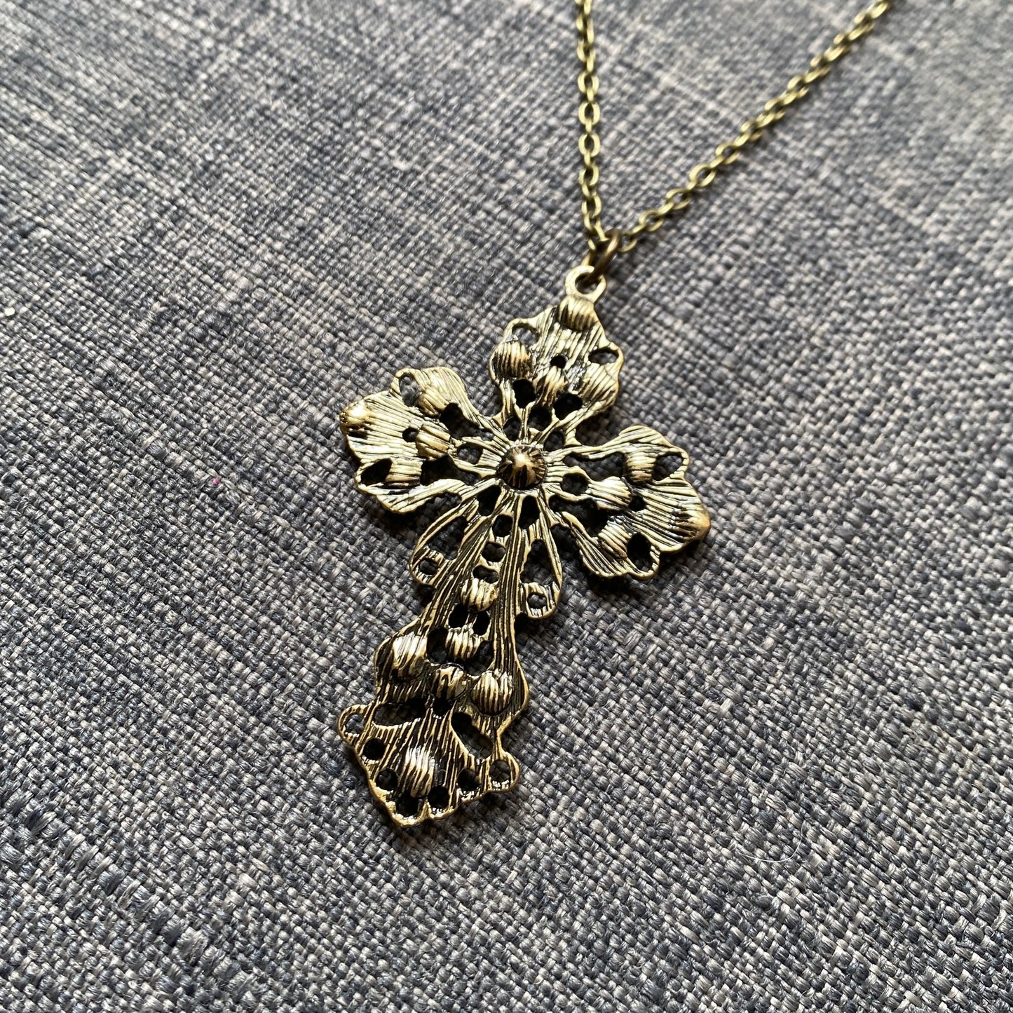 Collar cruz bronce doble cara.