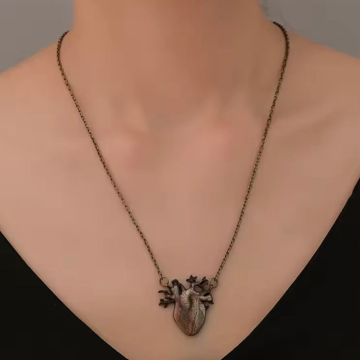 Collar corazón bronce policromado.