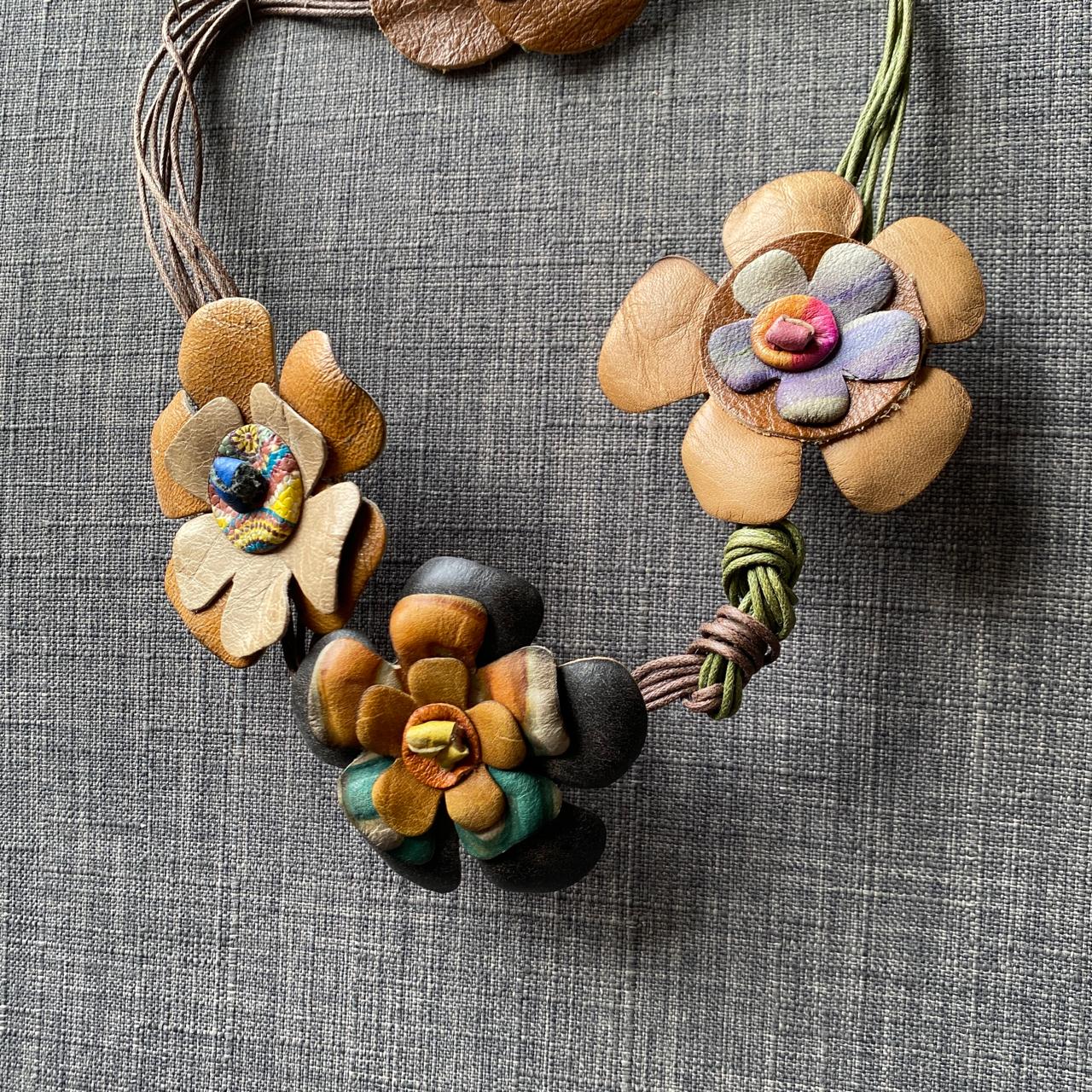 Maxi collar de piel natural.