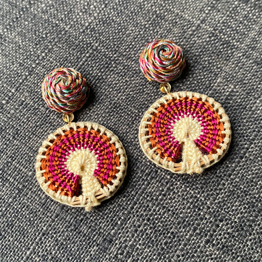 Arete palmilla rojo quemado con poste de hilo.
