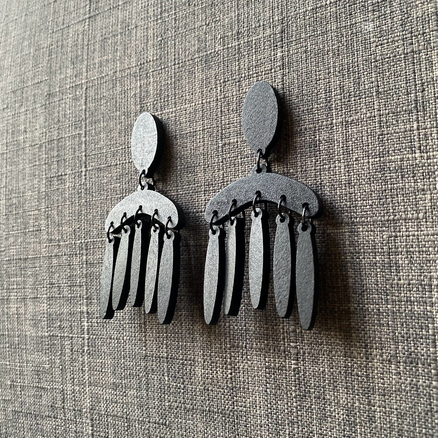 Aretes madera negros.
