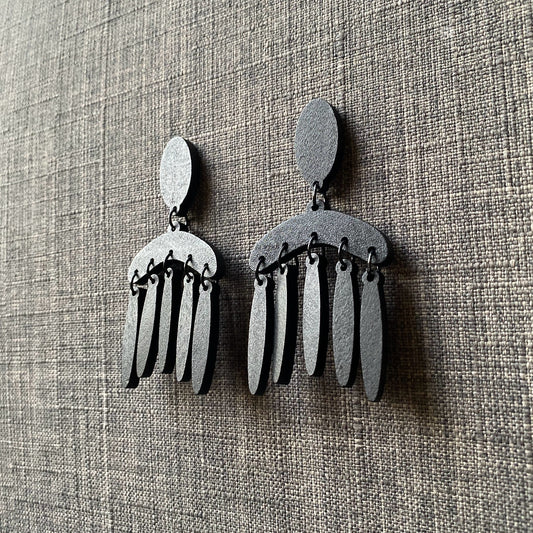 Aretes madera negros.