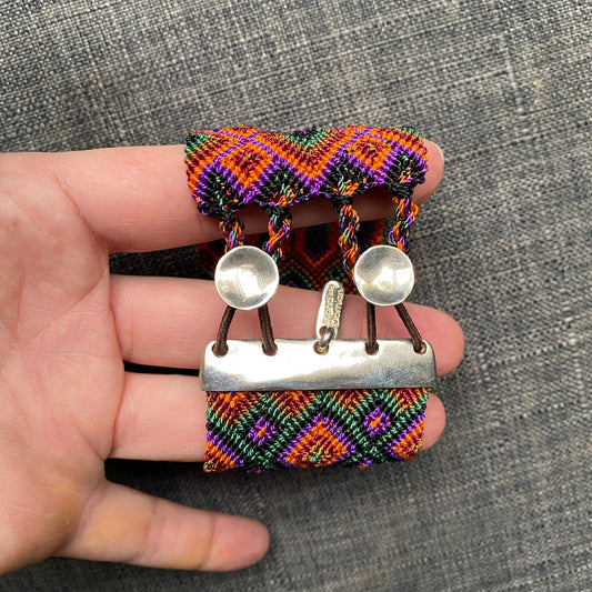Brazalete plata.925 e hilo macramé.