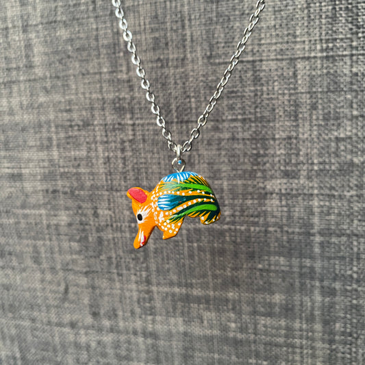 Collar alebrije armadillo.