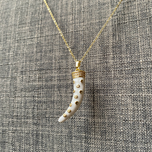 Collar colmillo blanco.