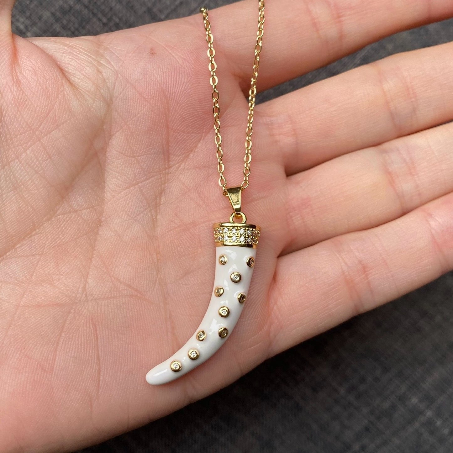 Collar colmillo blanco.