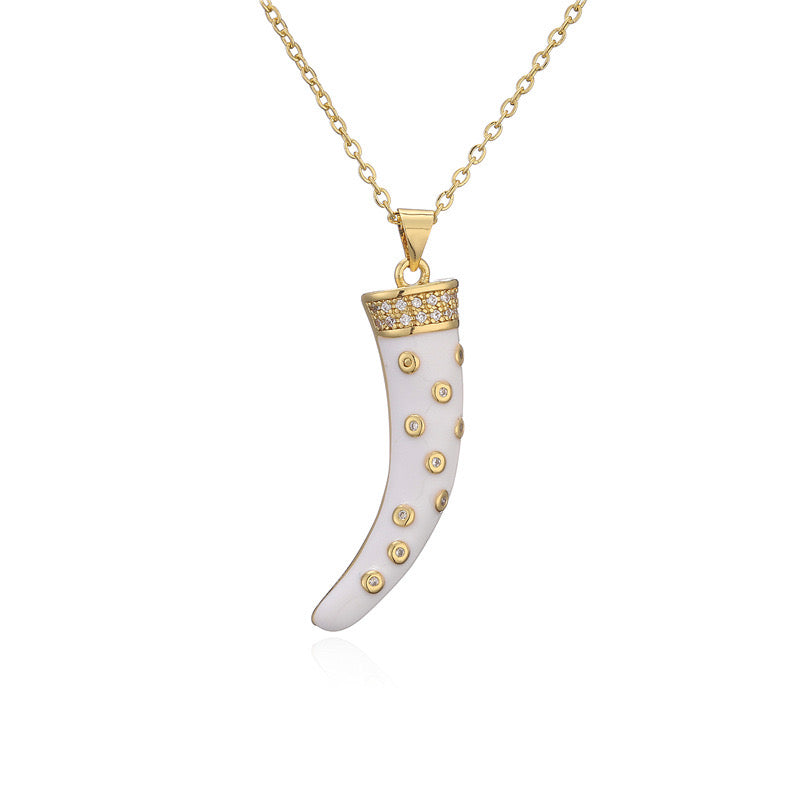 Collar colmillo blanco.