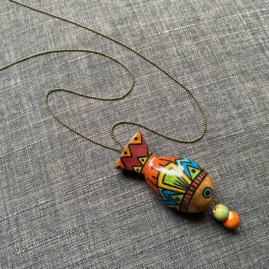 Collar pez de barro esmaltado.